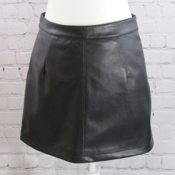Forever 21 Black Faux Leather Mini Skirt Size Medium Front Separating Zipper - Picture 2 of 4